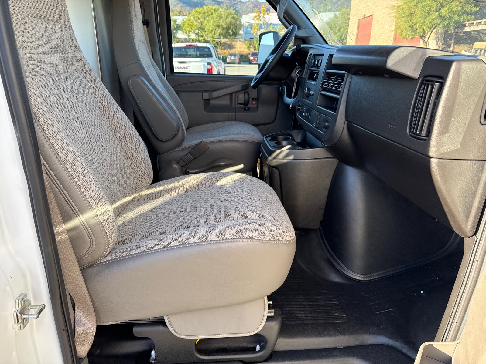 2025 GMC Savana Cutaway 3500 1WT