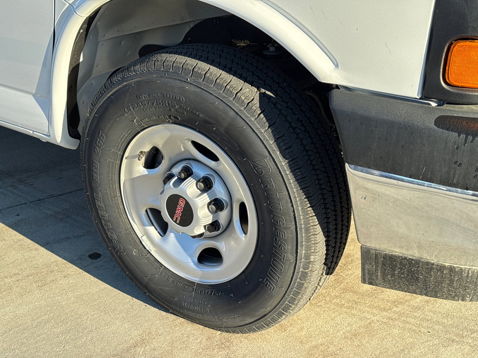 2025 GMC Savana Cutaway 3500 1WT