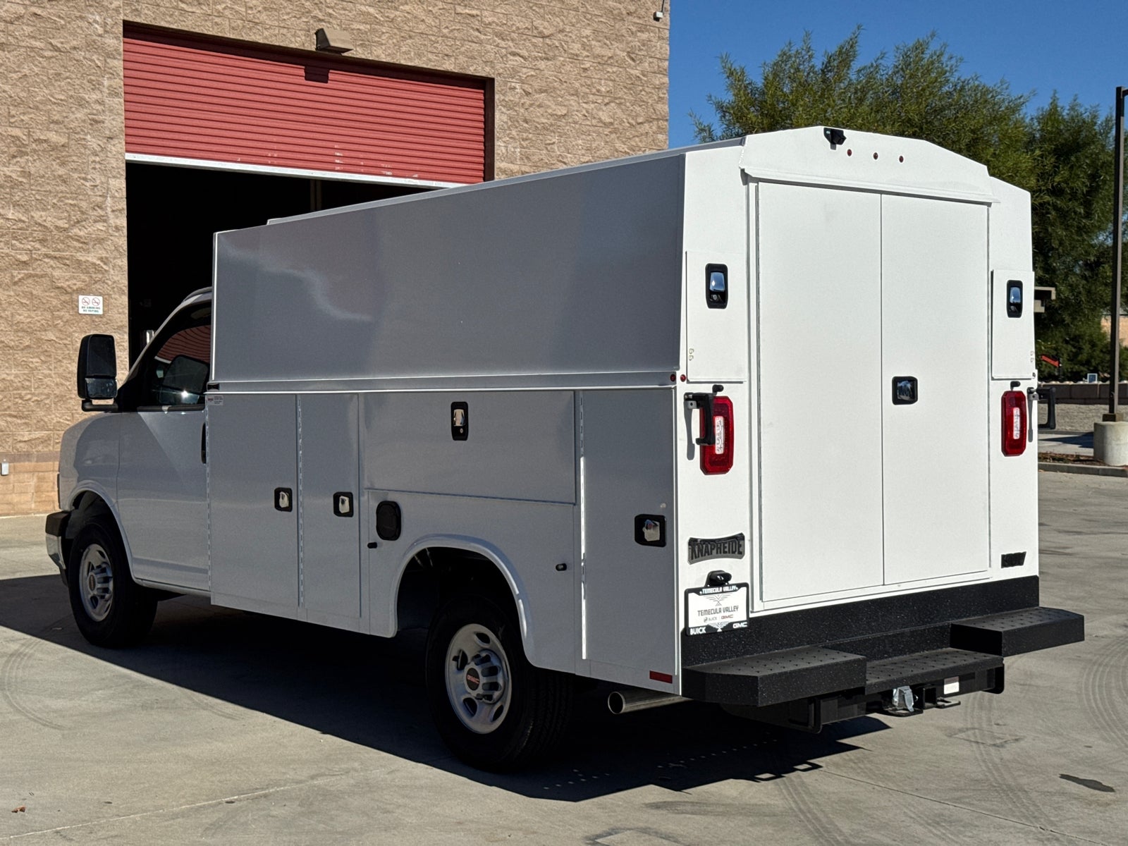 2025 GMC Savana Cutaway 3500 1WT