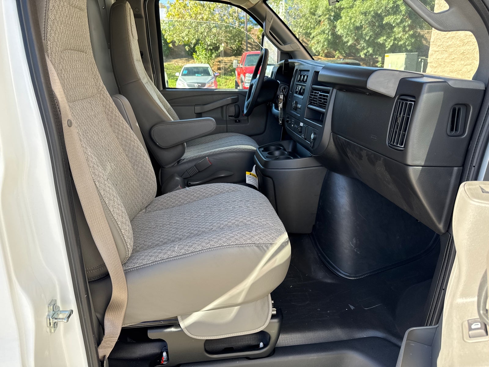 2025 GMC Savana Cutaway 3500 1WT