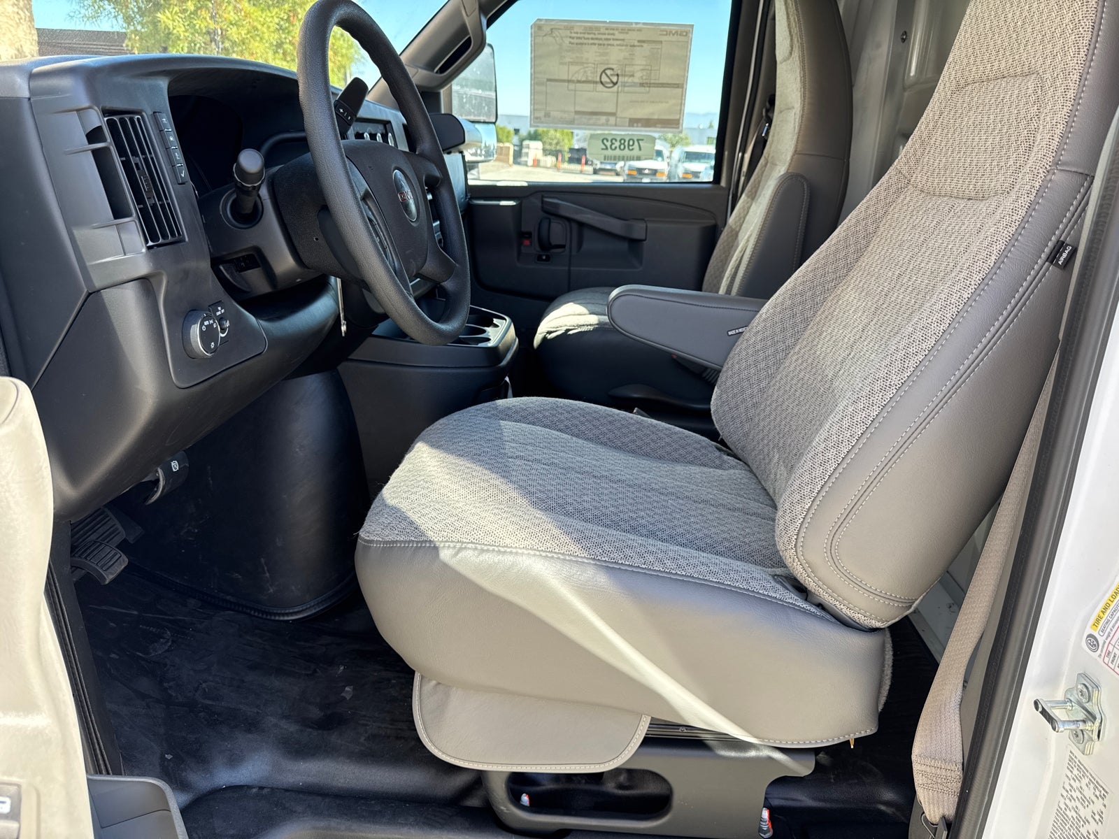 2025 GMC Savana Cutaway 3500 1WT