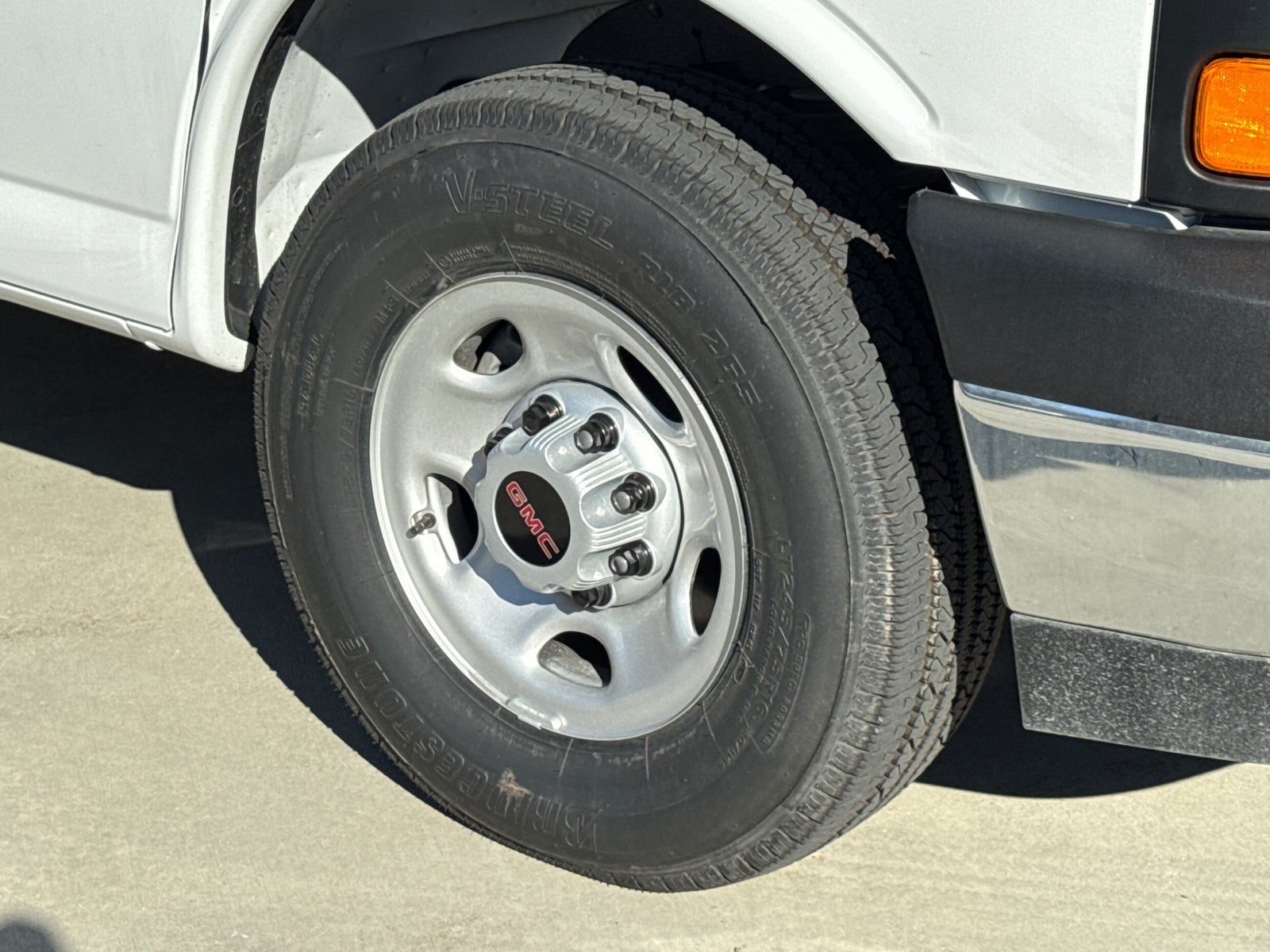 2025 GMC Savana Cutaway 3500 1WT