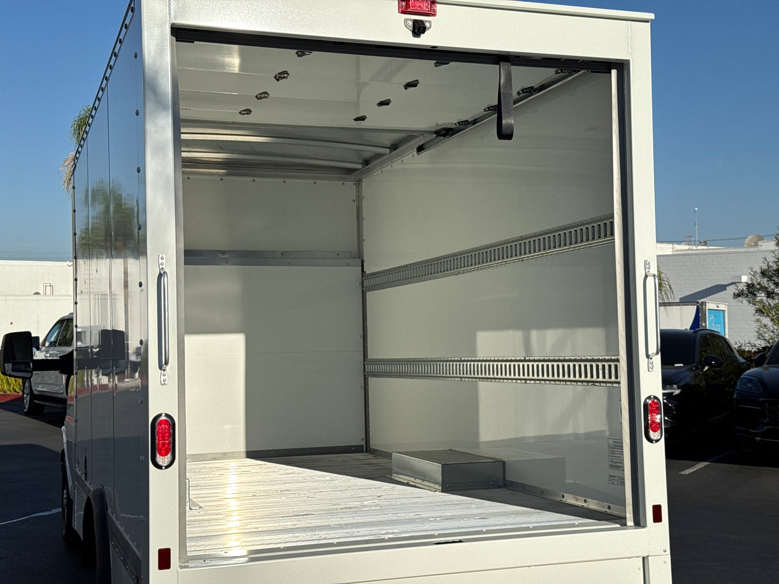 2025 GMC Savana Cutaway 3500 1WT