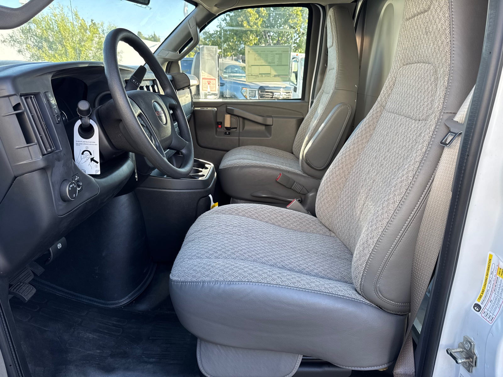 2025 GMC Savana Cutaway 3500 1WT