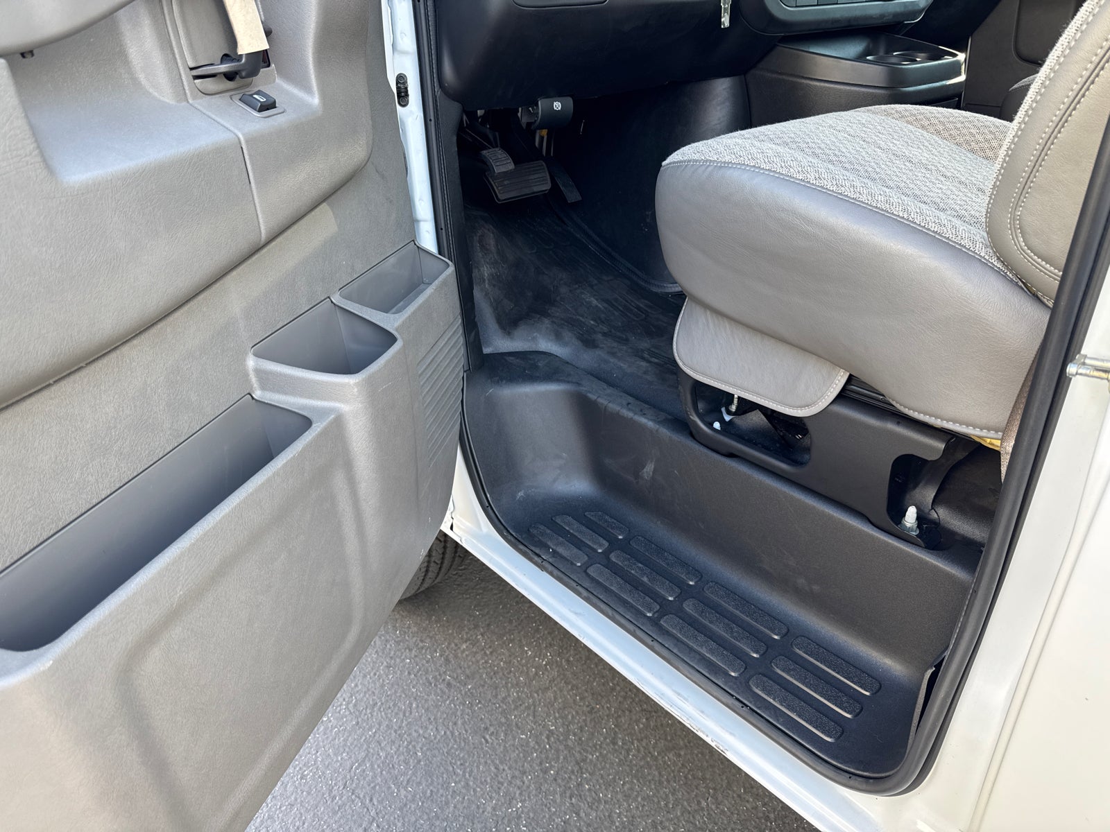 2025 GMC Savana Cutaway 3500 1WT