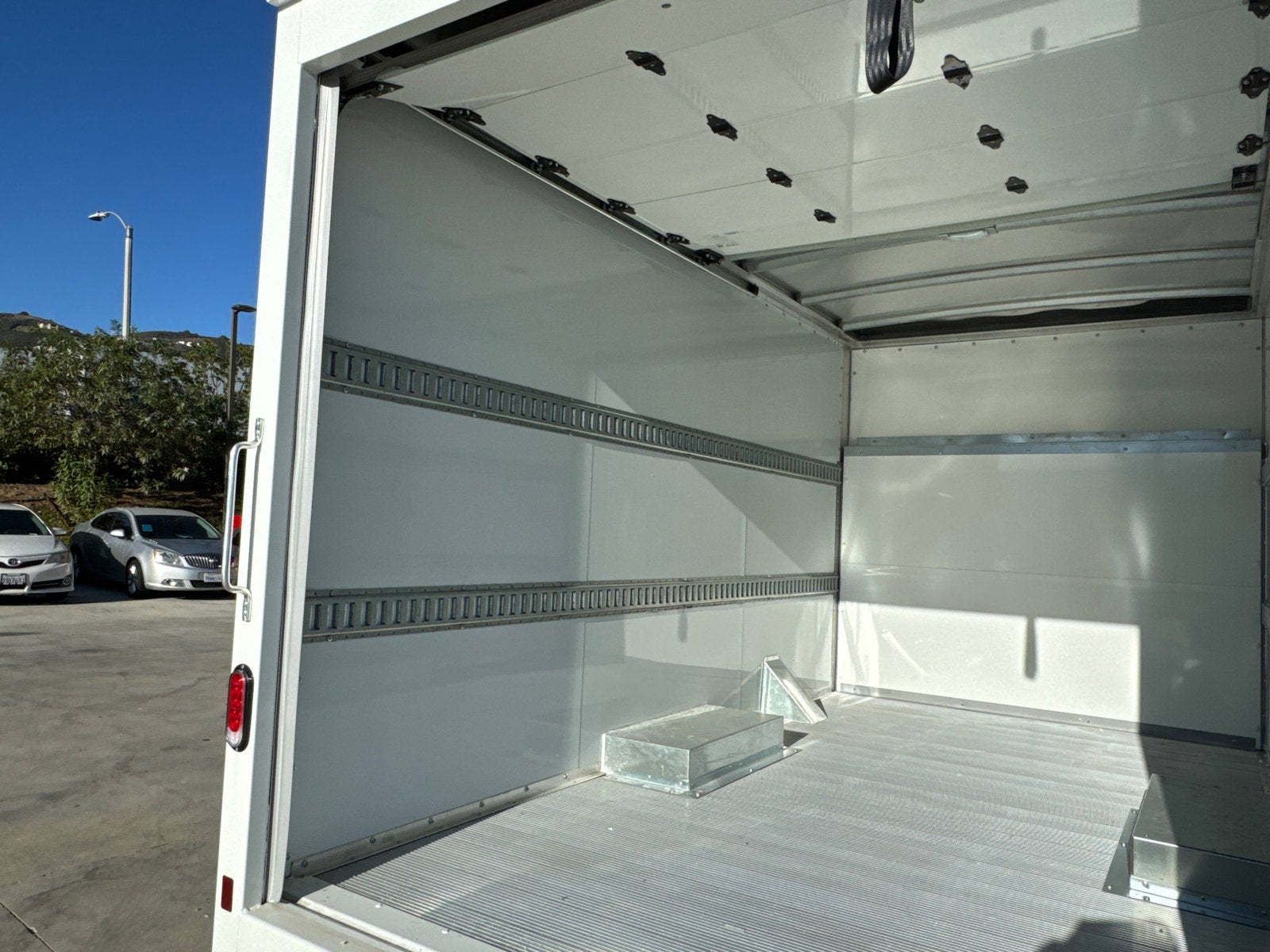 2025 GMC Savana Cutaway 3500 1WT