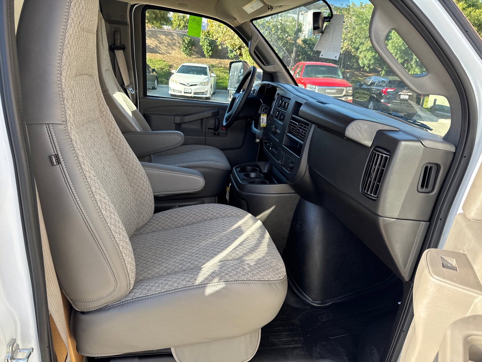 2025 GMC Savana Cutaway 3500 1WT