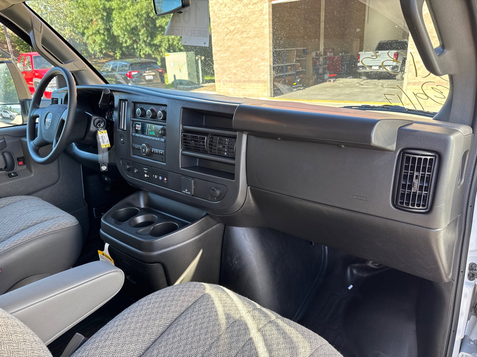 2025 GMC Savana Cutaway 3500 1WT