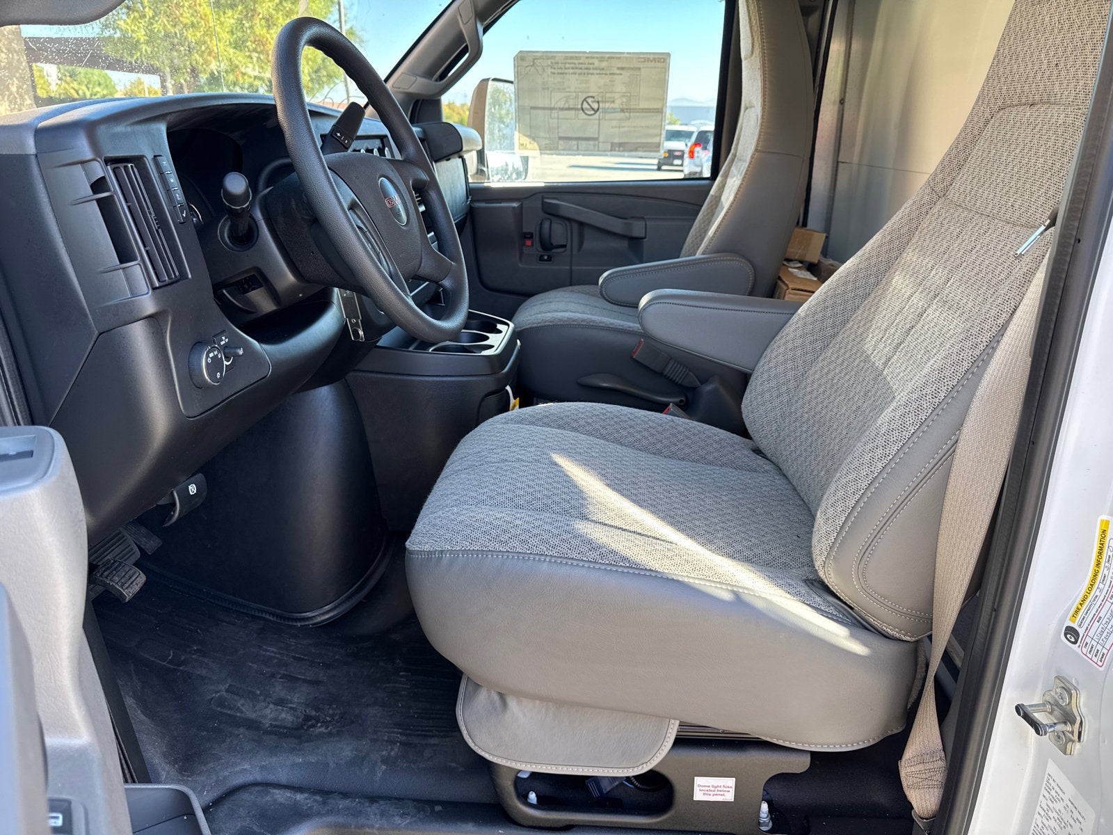 2025 GMC Savana Cutaway 3500 1WT