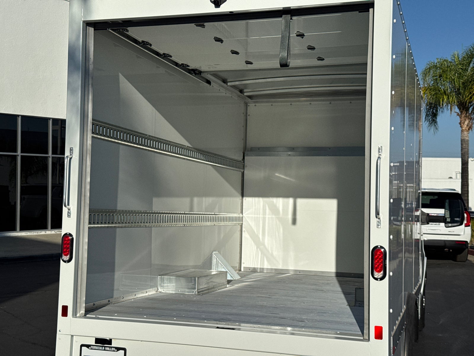 2025 GMC Savana Cutaway 3500 1WT