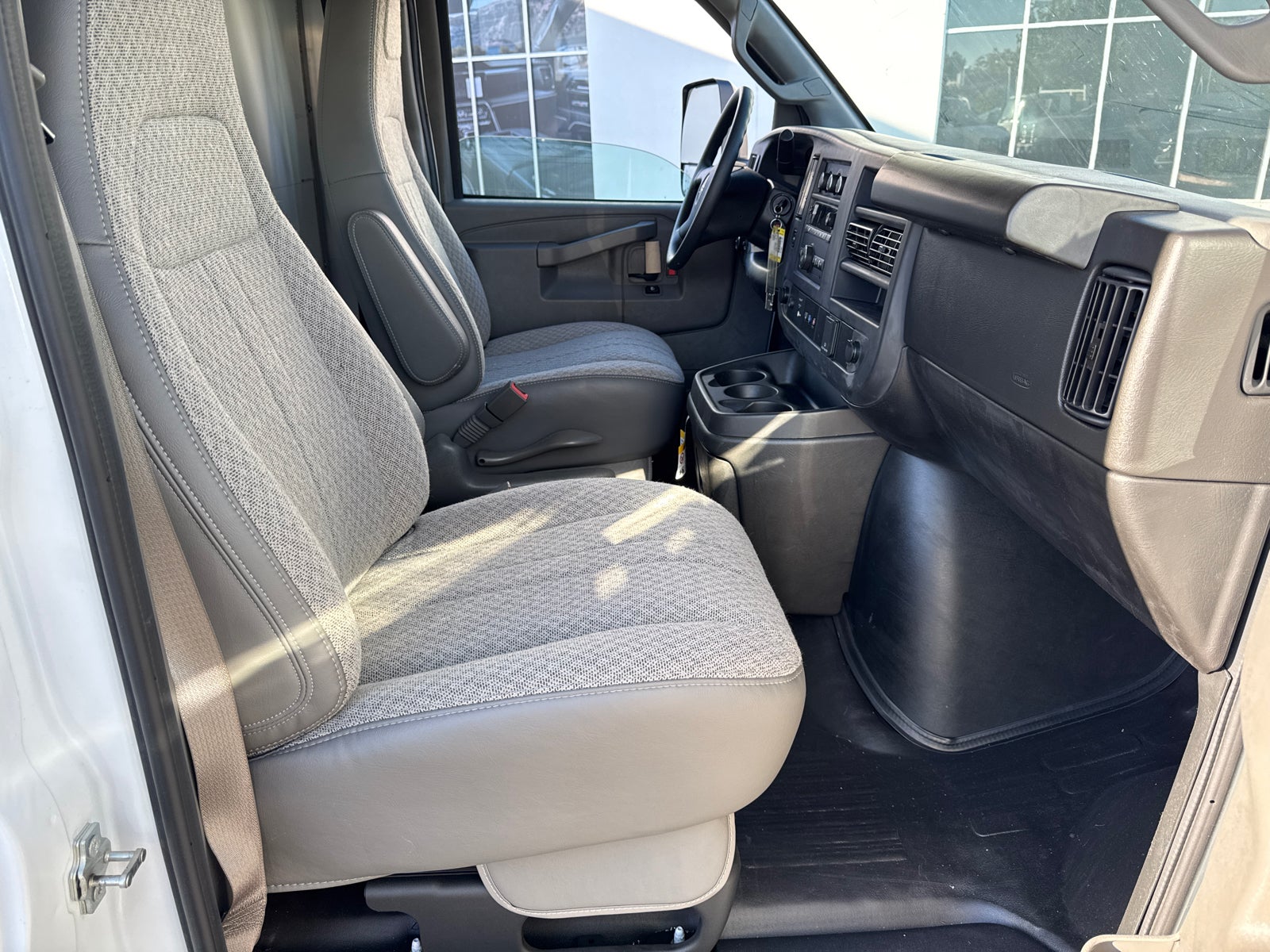 2025 GMC Savana Cutaway 3500 1WT