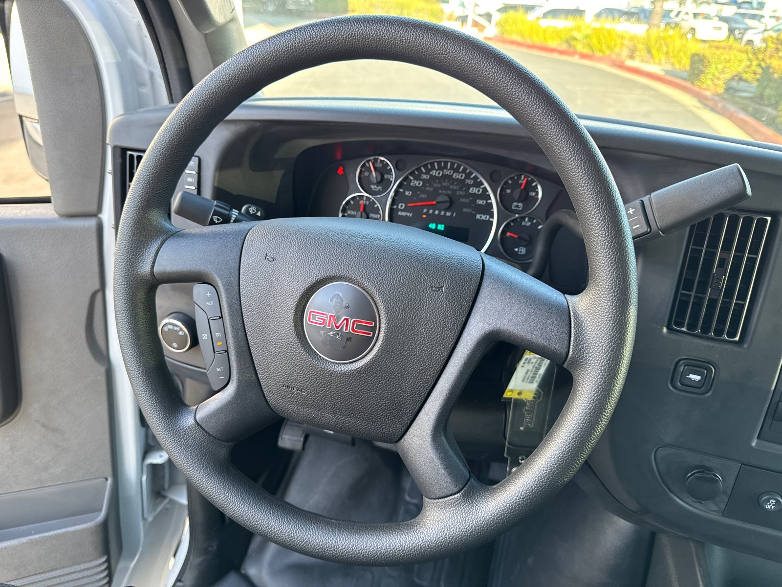 2025 GMC Savana Cutaway 3500 1WT