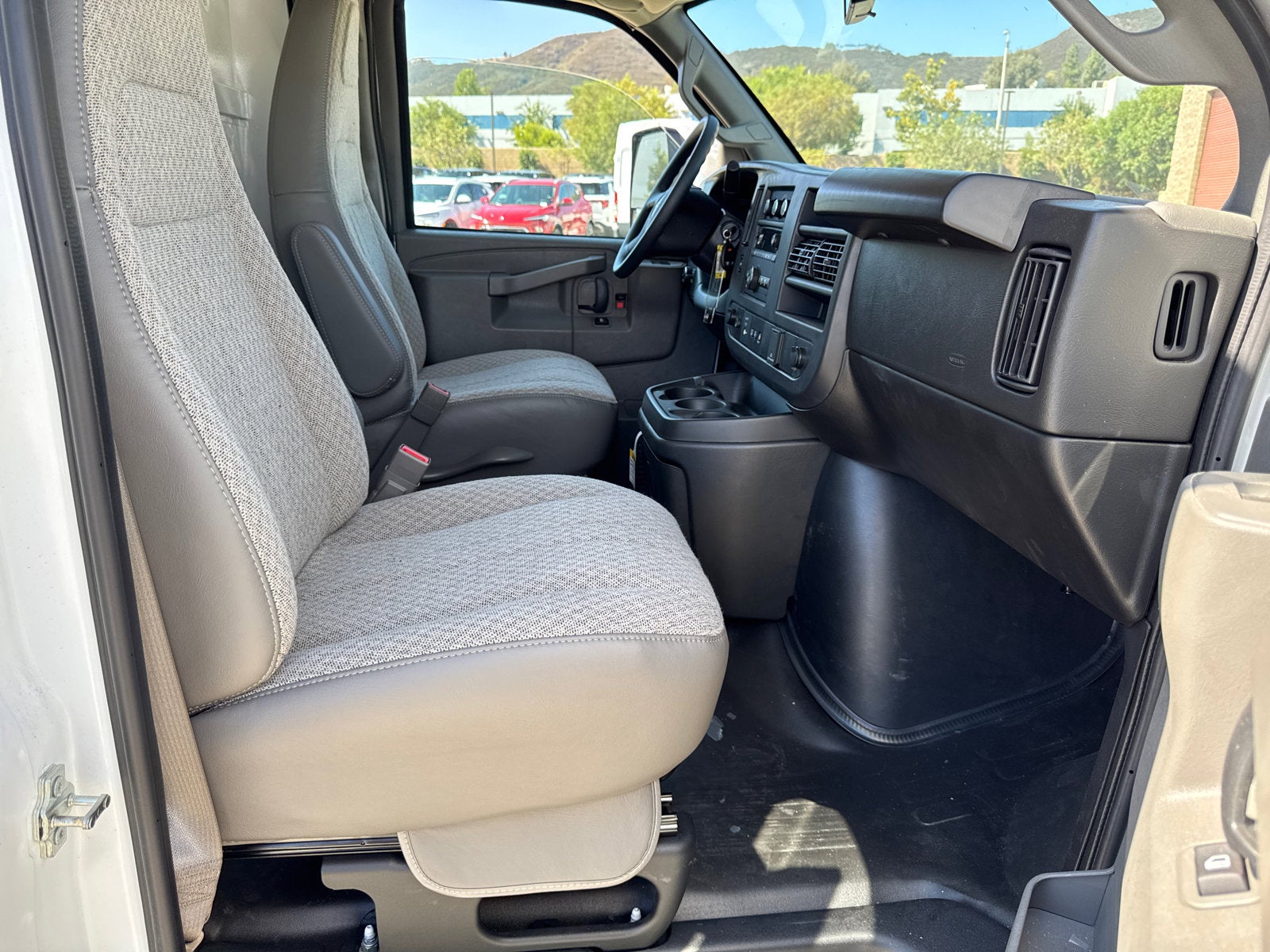 2025 GMC Savana Cutaway 3500 1WT