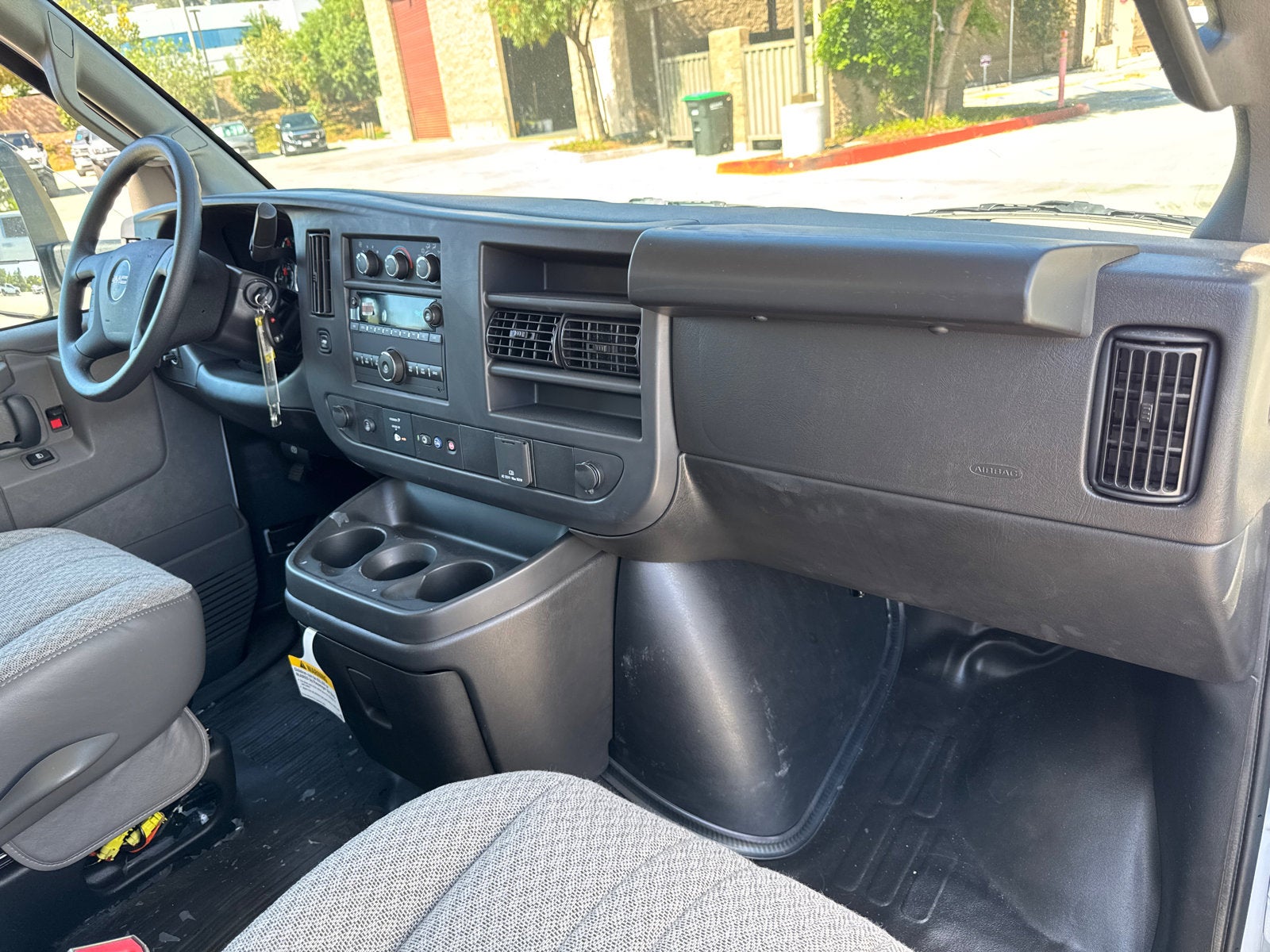 2025 GMC Savana Cutaway 3500 1WT