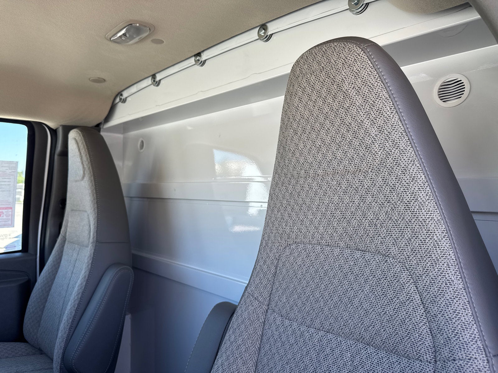 2025 GMC Savana Cutaway 3500 1WT