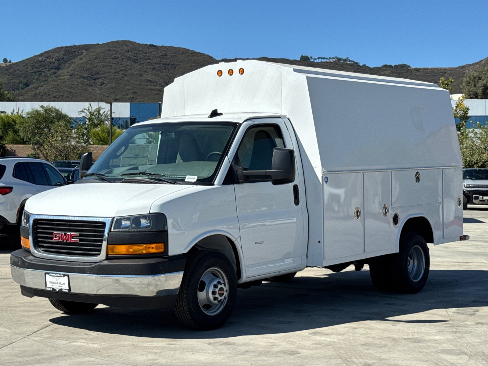 2025 GMC Savana Cutaway 3500 1WT
