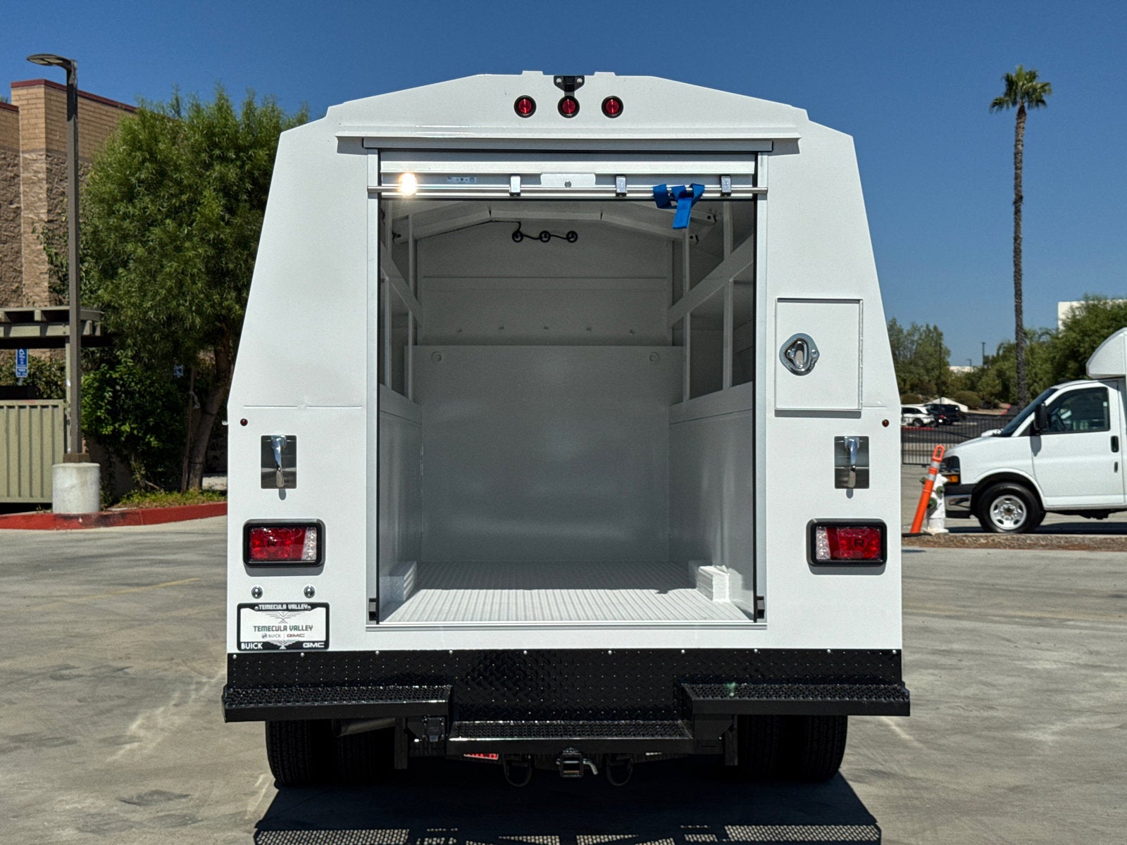 2025 GMC Savana Cutaway 3500 1WT