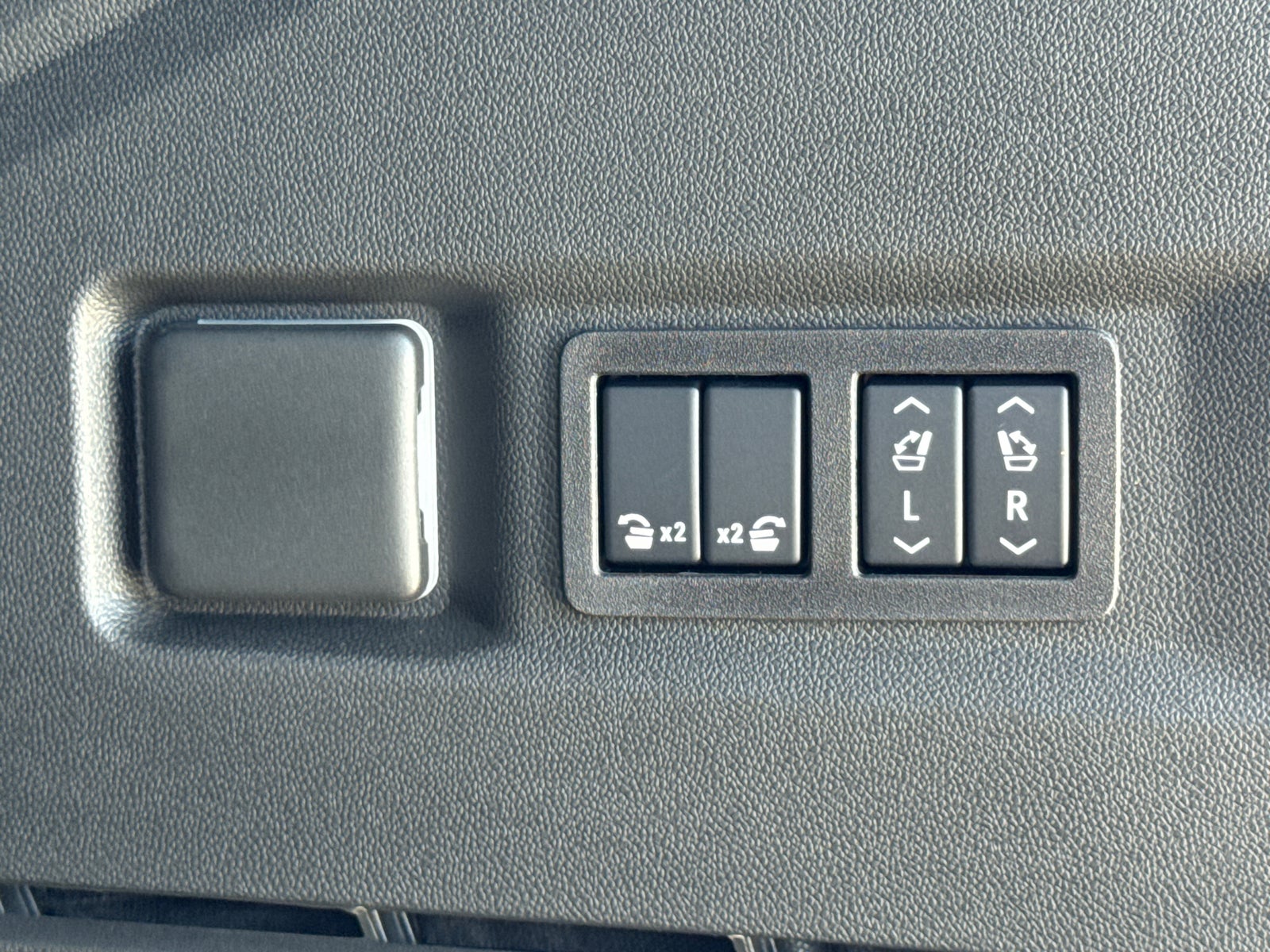 2026 GMC Yukon Denali - Photo 12