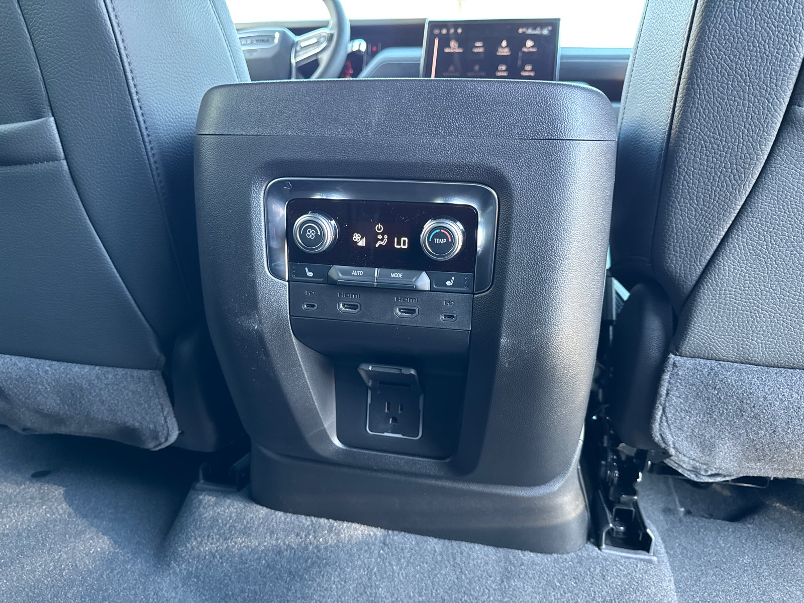 2026 GMC Yukon Denali - Photo 22
