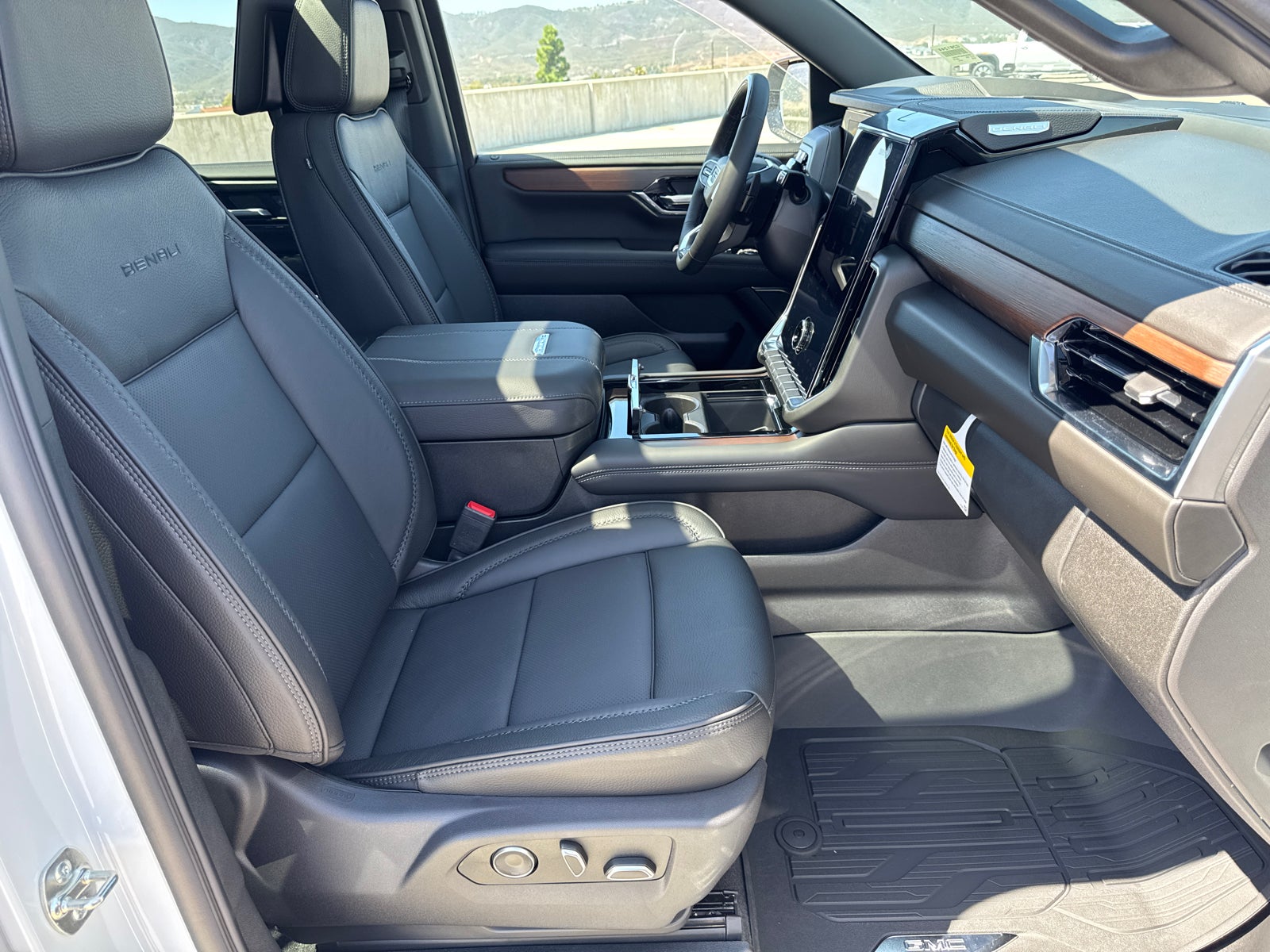 2026 GMC Yukon Denali - Photo 18
