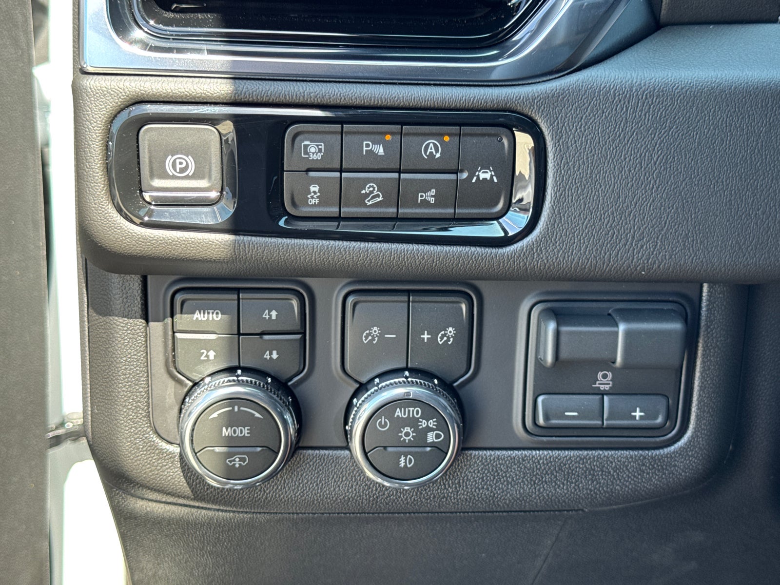 2026 GMC Yukon Denali - Photo 34