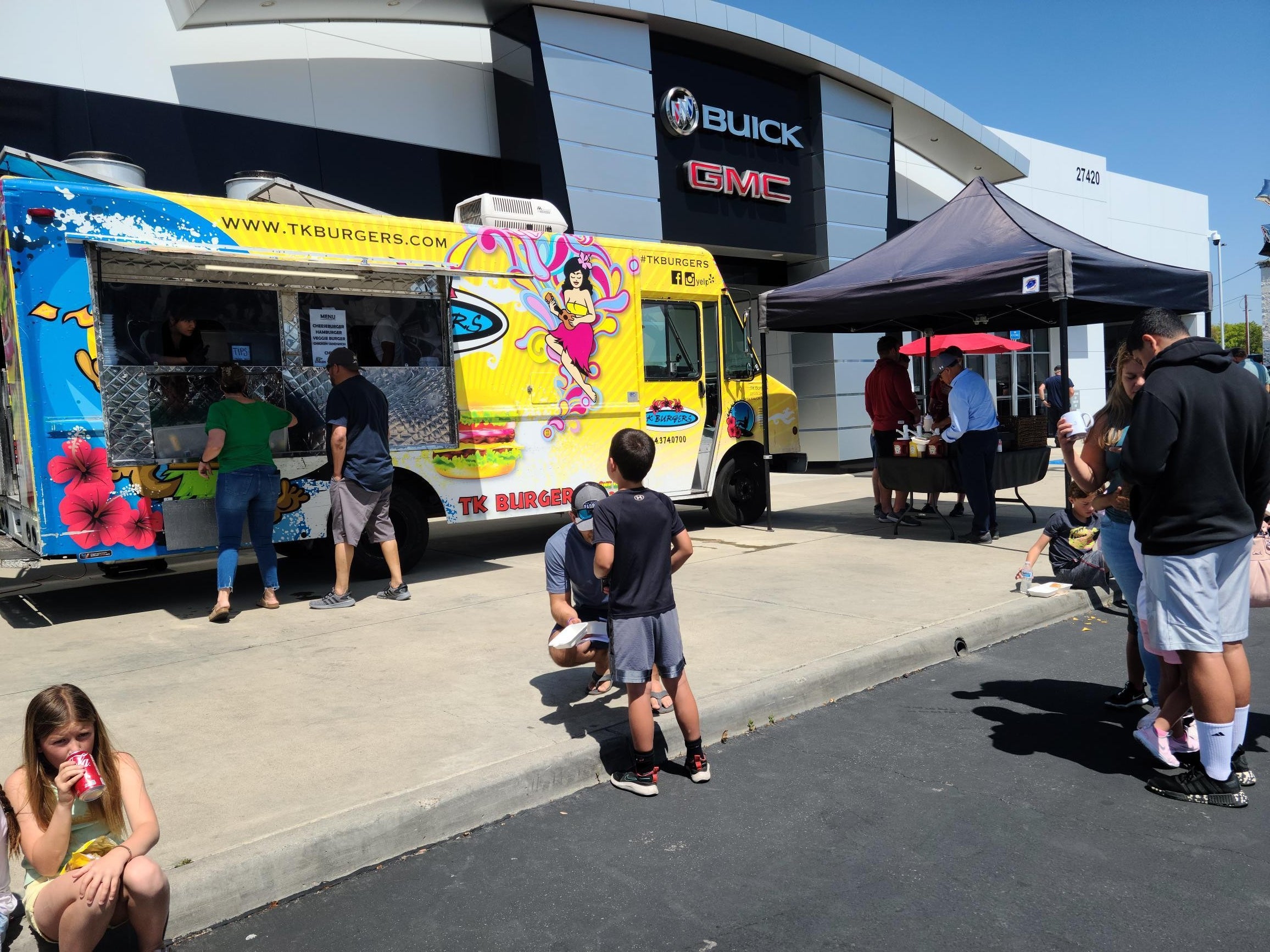 A food truck and people at the USC Chapparal Football Event